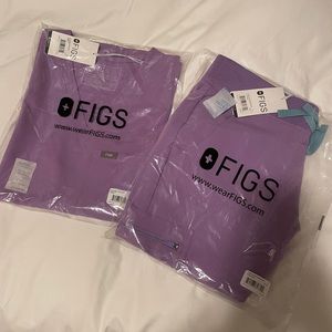 XS Catarina one pocket scrub top and SP Zamora jogger bottoms.